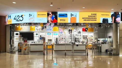 Installed curved retail display at 425Degree MegaBangna